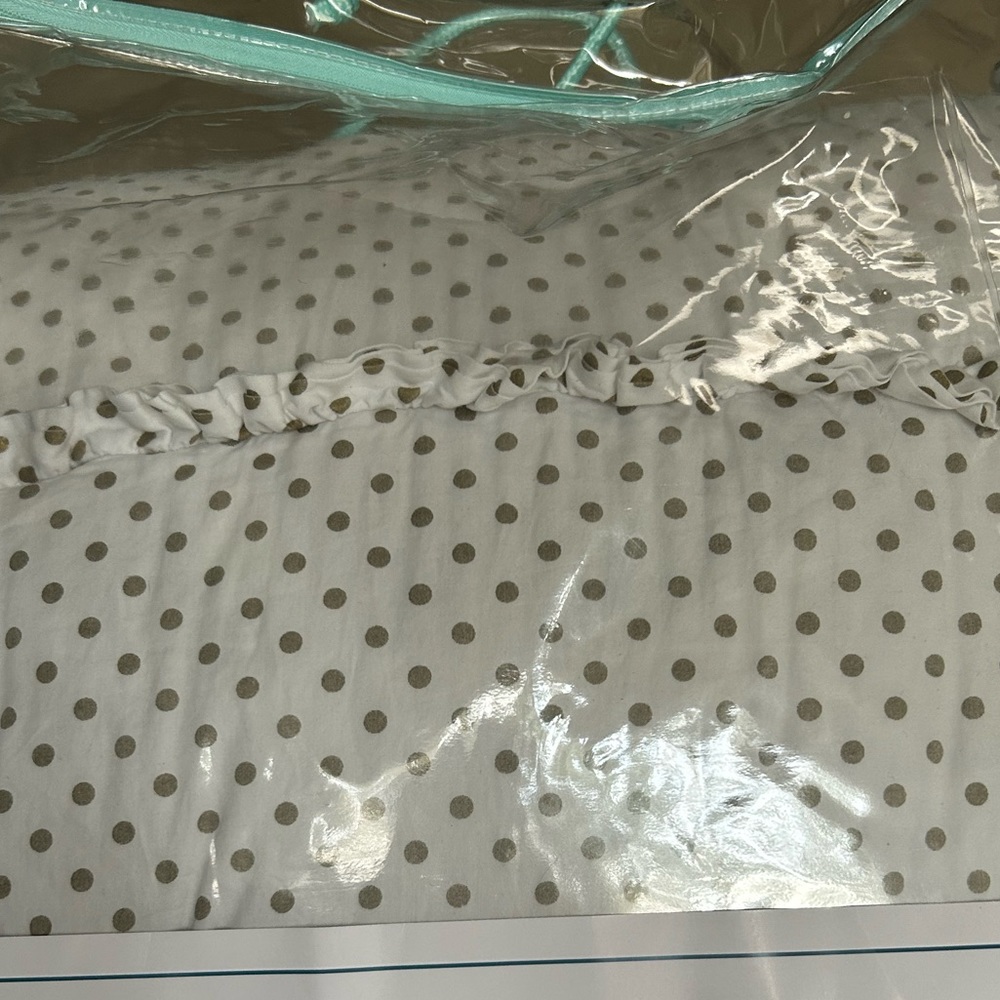 Full Beddy’s Goldie Dot bedding